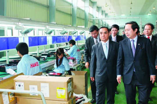Thủ tướng Lào đến thăm dây chuyền sản xuất hàng điện tử của Công ty Hanel 